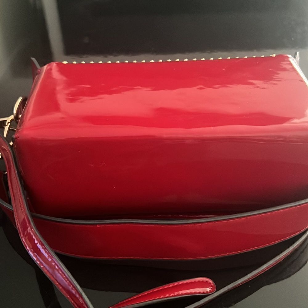 Like New beautiful vegan red pattern crossbody bag - Picture 6 of 11
